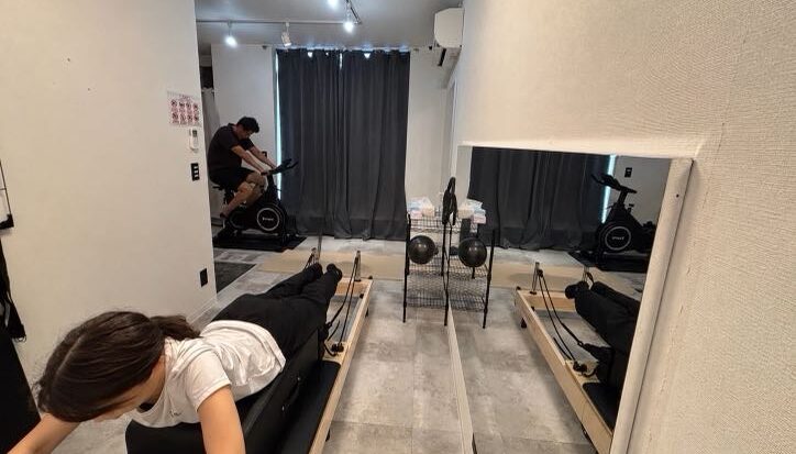 ハイドジム薬院店の完全個室トレーニングルーム。オールインワンラックでトレーニングする様子