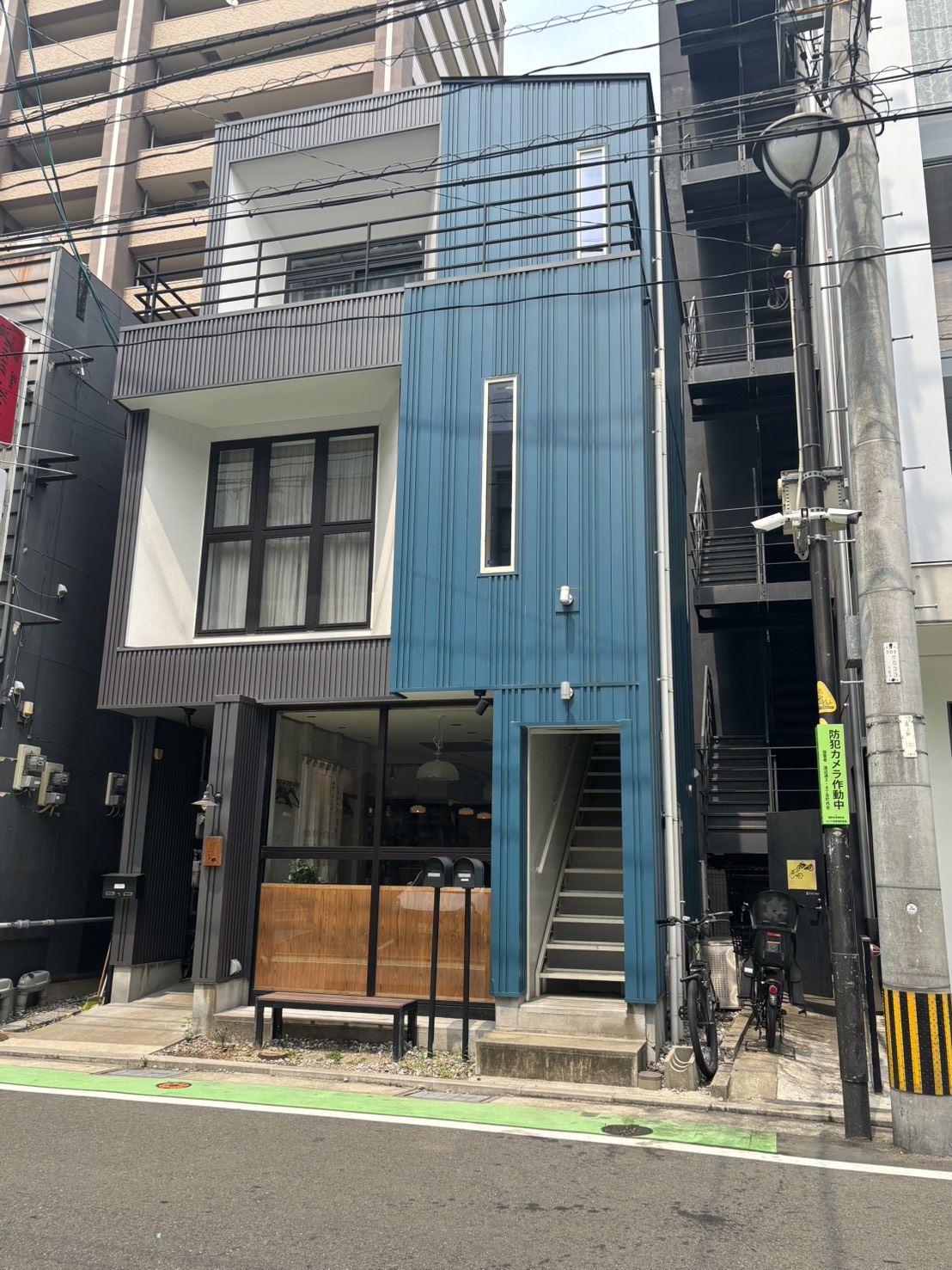 ハイドジム薬院店が入る建物の外観。青い外壁と外階段が目印